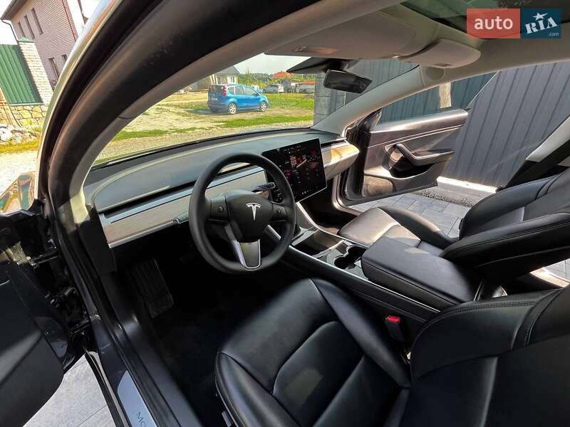 Седан Tesla Model 3 2019 в Виннице