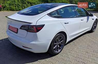 Седан Tesla Model 3 2022 в 