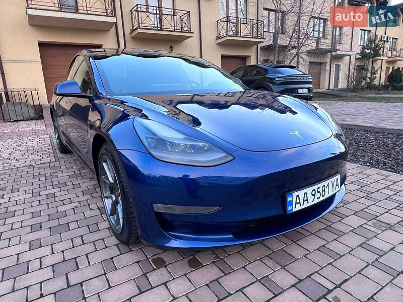 Седан Tesla Model 3 2021 в Львове