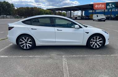 Седан Tesla Model 3 2023 в 
