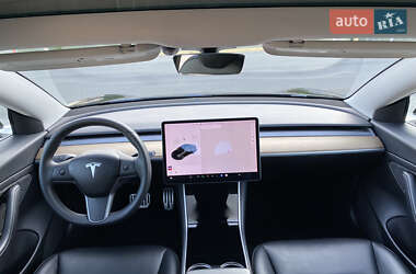 Седан Tesla Model 3 2020 в 
