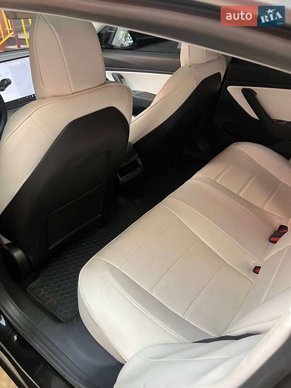 Седан Tesla Model 3 2019 в Львові