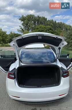 Седан Tesla Model 3 2021 в 