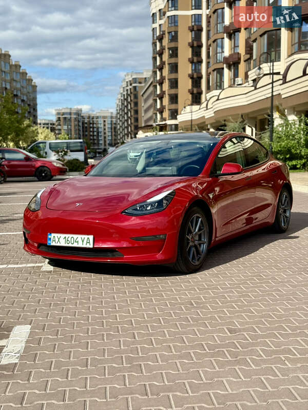 Седан Tesla Model 3 2021 в 