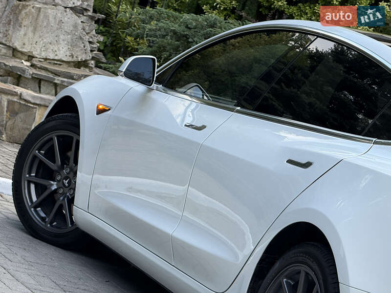 Седан Tesla Model 3 2020 в Дрогобыче