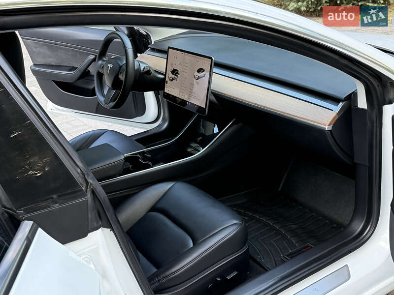 Седан Tesla Model 3 2020 в Дрогобыче