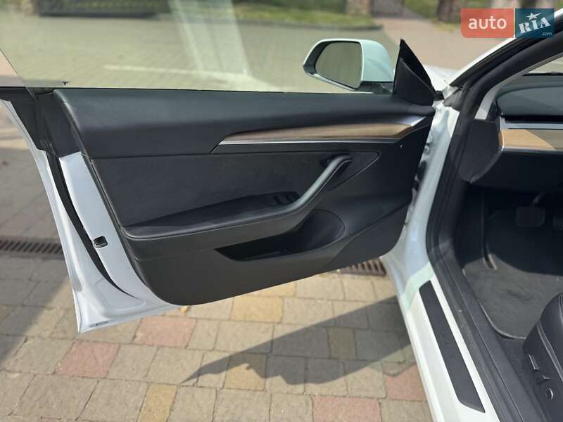Седан Tesla Model 3 2022 в Стрые