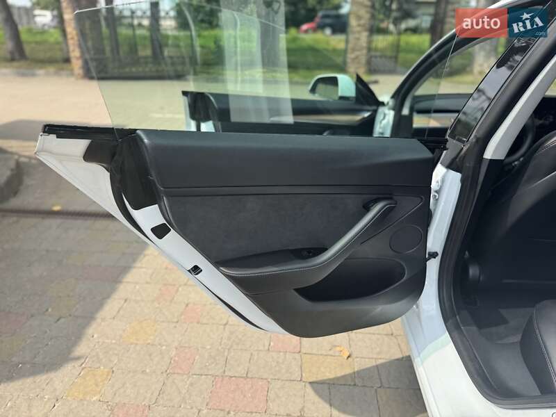 Седан Tesla Model 3 2022 в Стрые