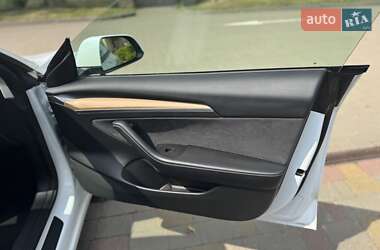 Седан Tesla Model 3 2022 в 