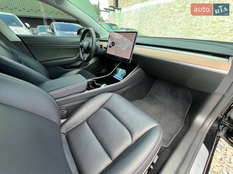 Седан Tesla Model 3 2018 в Коломиї