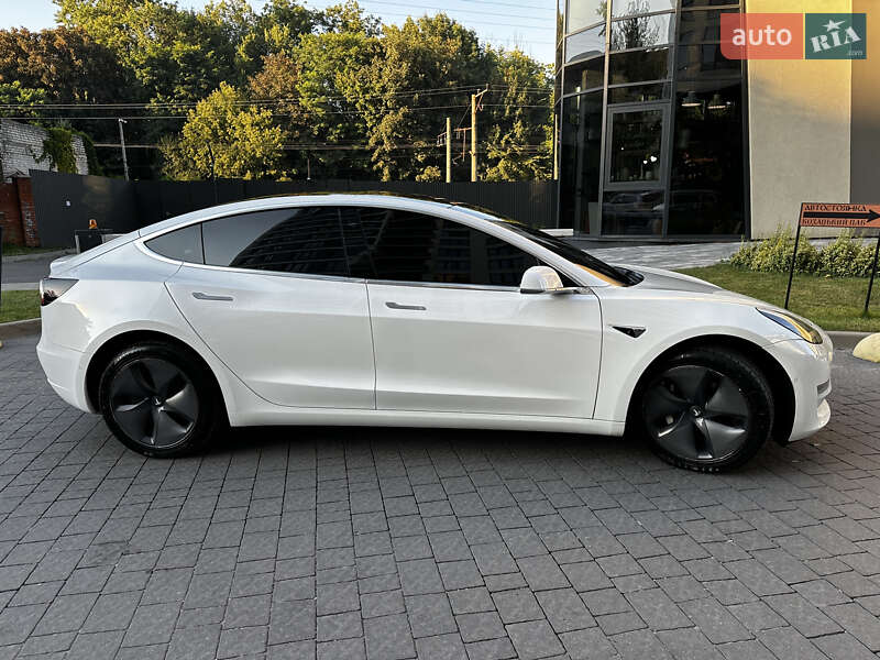 Седан Tesla Model 3 2019 в Львові
