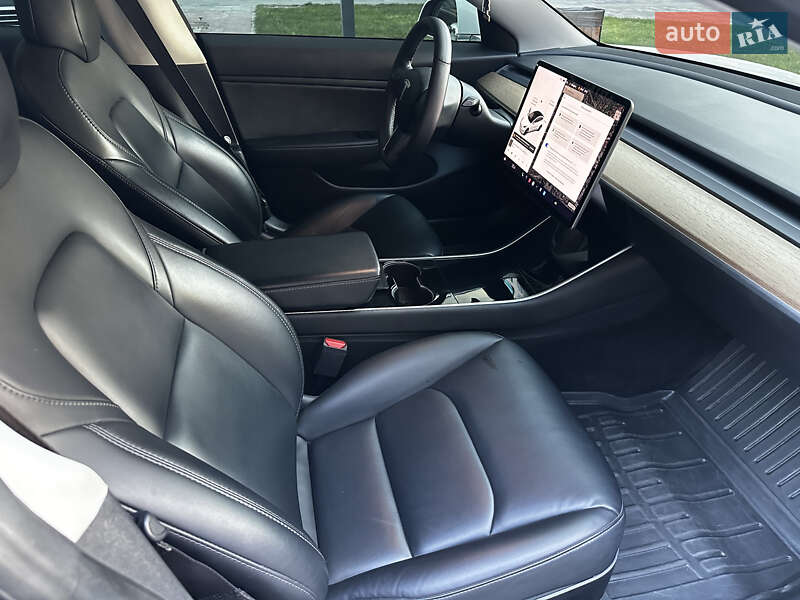Седан Tesla Model 3 2019 в Львові
