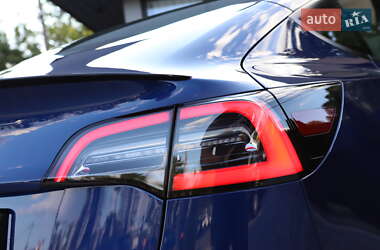 Седан Tesla Model 3 2022 в 
