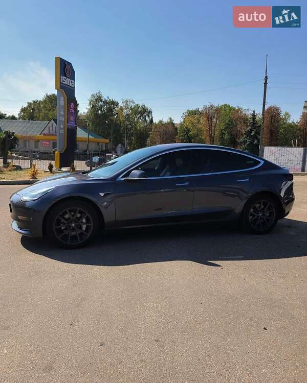 Седан Tesla Model 3 2017 в Смілі