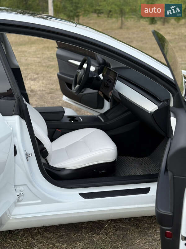 Седан Tesla Model 3 2022 в Кропивницком