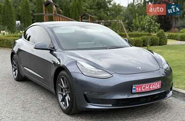 Седан Tesla Model 3 2022 в 