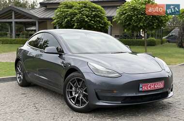 Седан Tesla Model 3 2022 в 