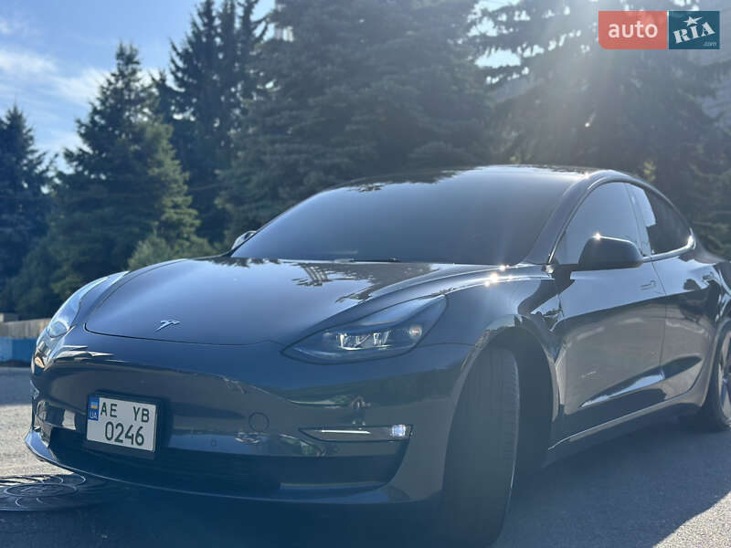 Седан Tesla Model 3 2022 в 