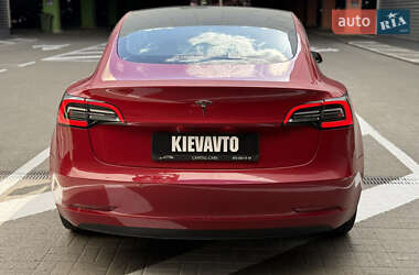 Седан Tesla Model 3 2022 в 