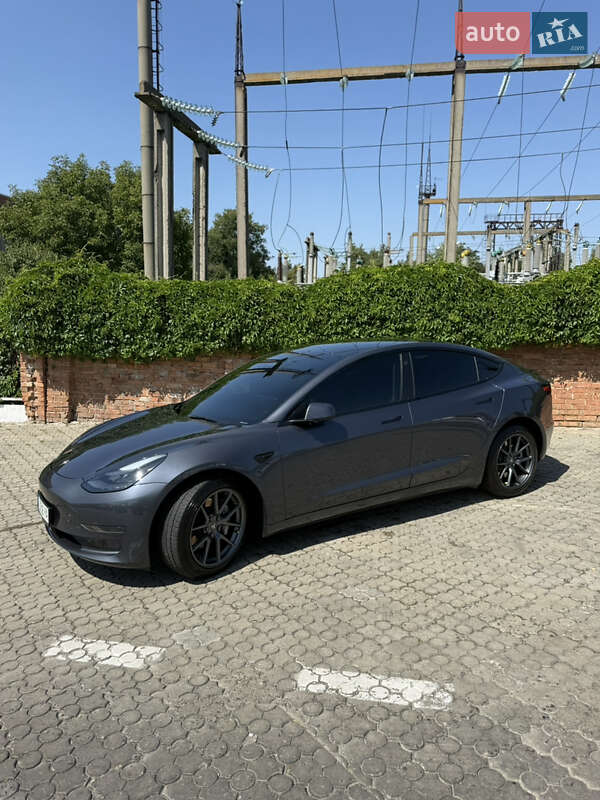 Седан Tesla Model 3 2023 в Чернівцях