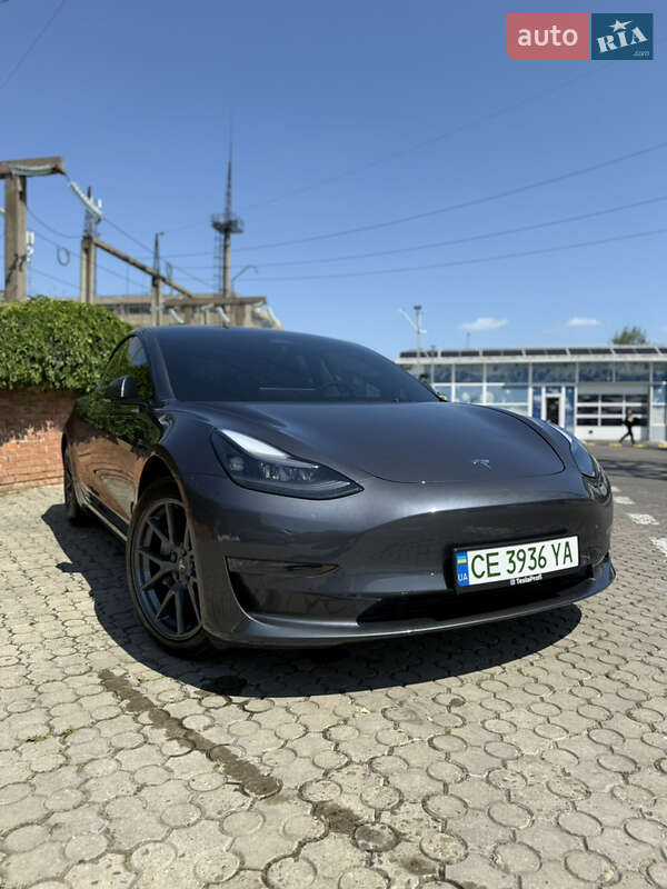 Седан Tesla Model 3 2023 в Чернівцях