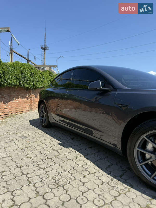 Седан Tesla Model 3 2023 в Чернівцях
