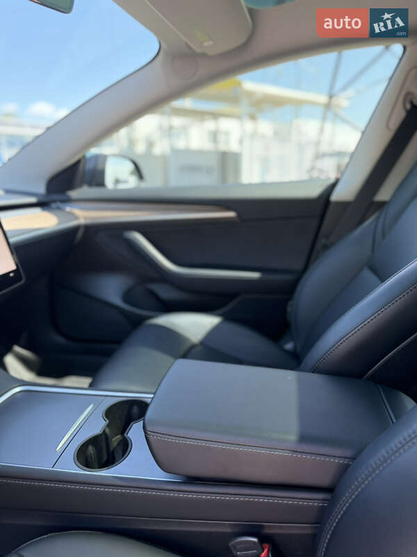 Седан Tesla Model 3 2023 в Чернівцях