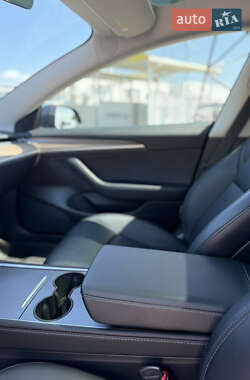 Седан Tesla Model 3 2023 в 