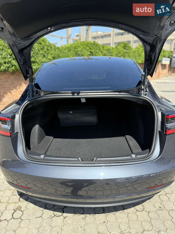 Седан Tesla Model 3 2023 в Чернівцях