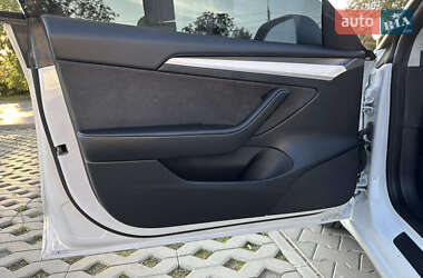 Седан Tesla Model 3 2022 в 