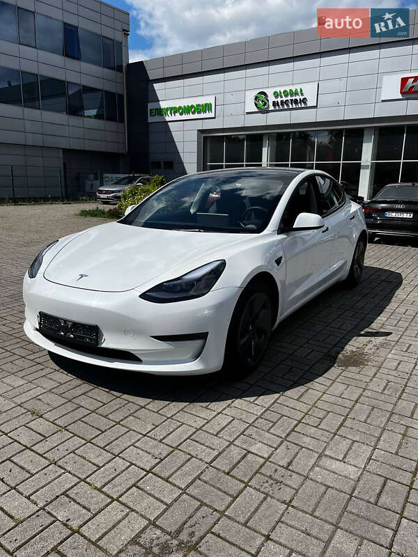 Седан Tesla Model 3 2022 в 