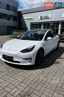 Седан Tesla Model 3 2022 в 
