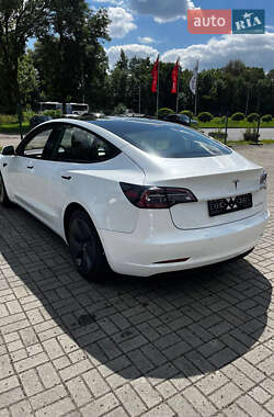 Седан Tesla Model 3 2022 в 