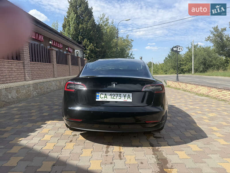 Седан Tesla Model 3 2018 в Умані