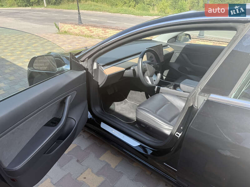 Седан Tesla Model 3 2018 в Умані