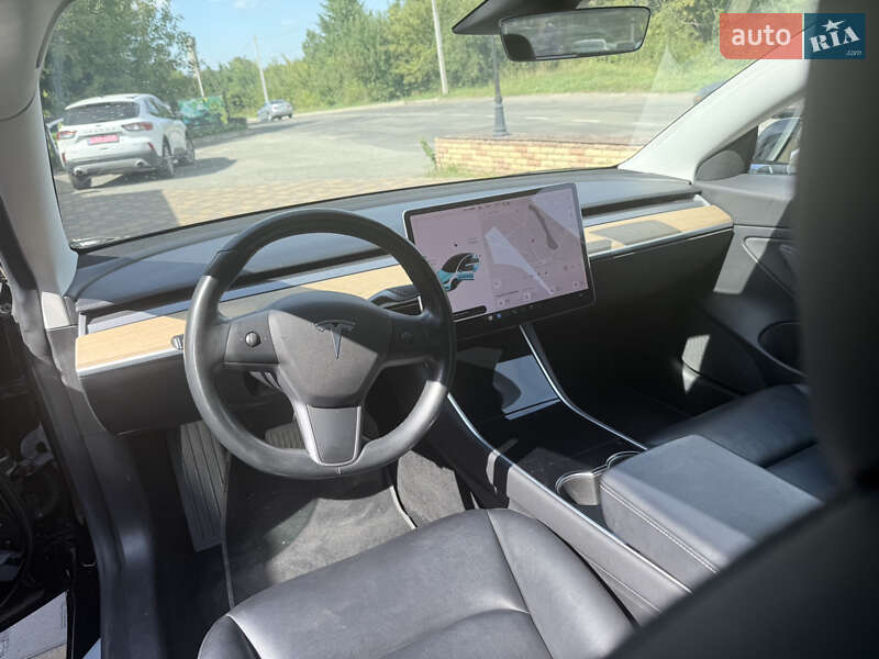 Седан Tesla Model 3 2018 в Умані