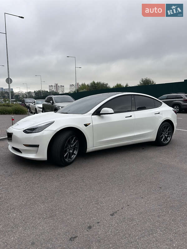 Седан Tesla Model 3 2022 в 