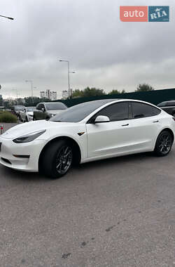 Седан Tesla Model 3 2022 в 