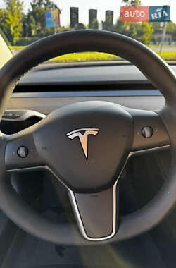 Седан Tesla Model 3 2023 в 
