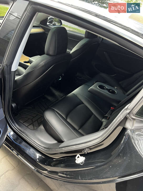 Седан Tesla Model 3 2020 в Рівному