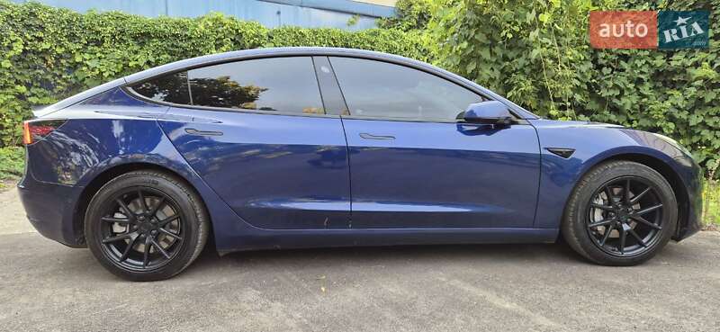Седан Tesla Model 3 2022 в 