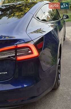 Седан Tesla Model 3 2022 в 