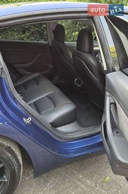 Седан Tesla Model 3 2022 в 