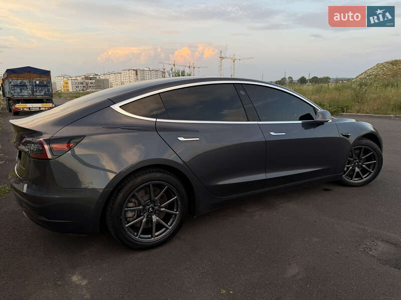Седан Tesla Model 3 2019 в Виннице