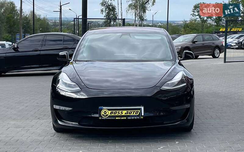 Седан Tesla Model 3 2018 в Чернівцях