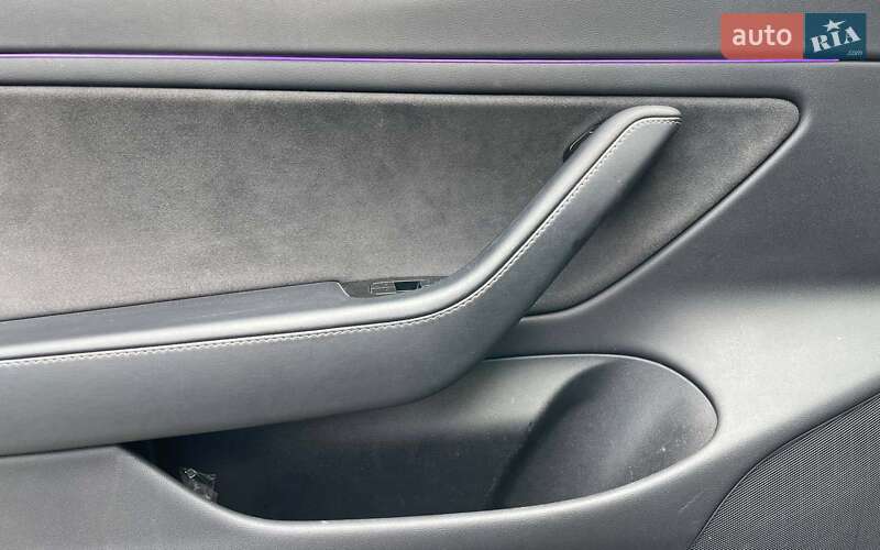 Седан Tesla Model 3 2018 в Чернівцях