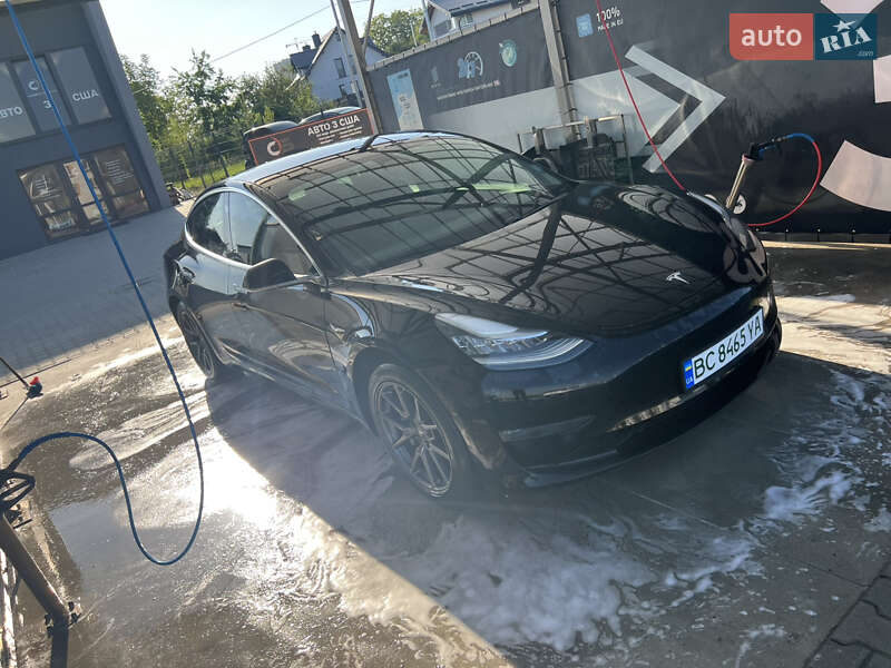 Седан Tesla Model 3 2019 в Львові
