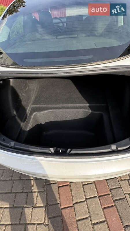 Седан Tesla Model 3 2021 в Шептицькому