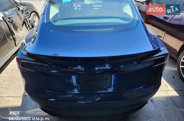 Седан Tesla Model 3 2024 в 