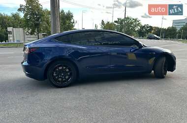 Седан Tesla Model 3 2022 в 